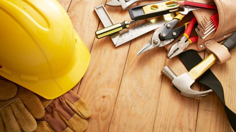 Descubra quais ferramentas essenciais você precisa ter em casa para resolver pequenos problemas e economizar dinheiro com reparos simples. 🔨